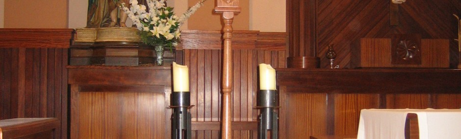 Diversos elementos en madera de decoración de iglesia